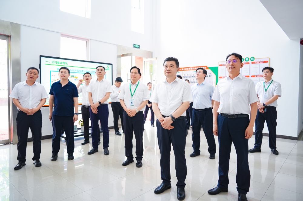 听取“书香小站”建设情况汇报.jpg